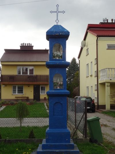 Kapliczka Pana Jezusa i Matki Bożej przy ul. Pogwizdowskiej 51. Widok od ulicy od strony p&oacute;łnocno-wschodniej. Materiały Biura Miejskiego Konserwatora Zabytk&oacute;w UM Rzeszowa